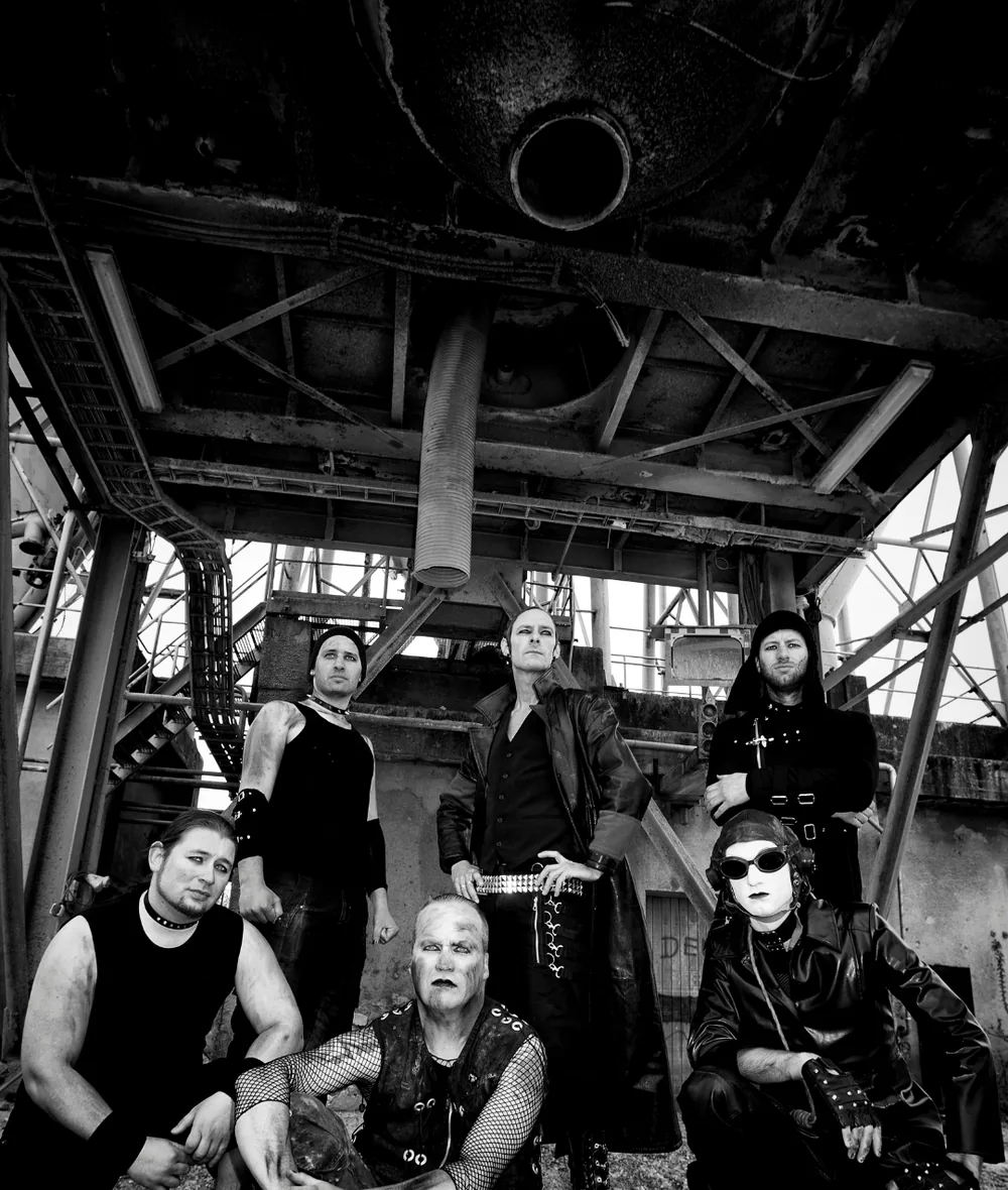 Black-and-white portrait of the full band.
